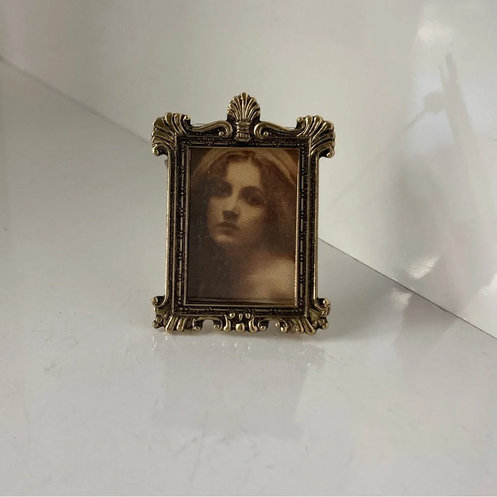EUC Vintage photo frame styled Brooch, REO Co. Signed. Antique looking gold tone